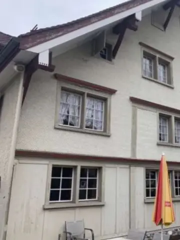 Altbau-Fassade vor der Sanierung