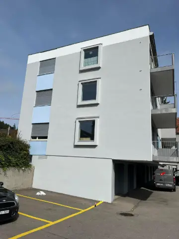 Fassade eines Mehrfamilienhauses nach dem Anstrich