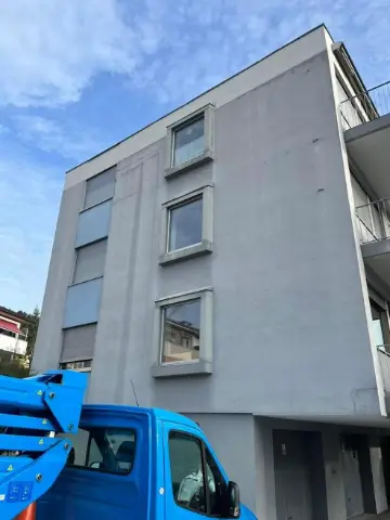 Fassade eines Mehrfamilienhauses vor dem Anstrich